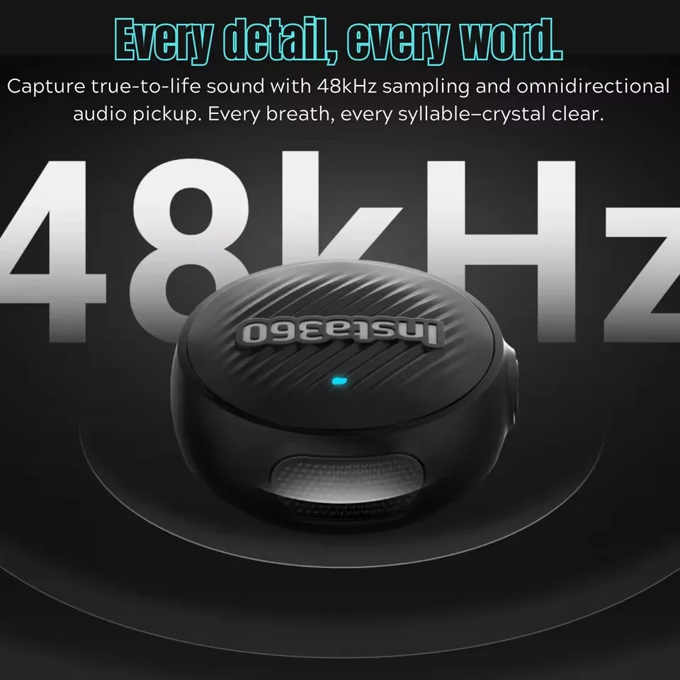 Le microphone sans fil Insta360 X4 Mic Air Combo rouge tenu en main, montrant sa taille compacte. Achetez le microphone sans fil Insta360 X4 Mic Air Combo - Qualité audio professionnelle.