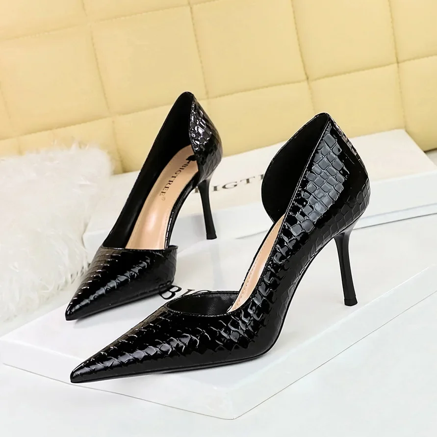 

Fashion banquet women's stiletto heels Shallow cut pointed side cut retro patent leather stone pattern single shoe