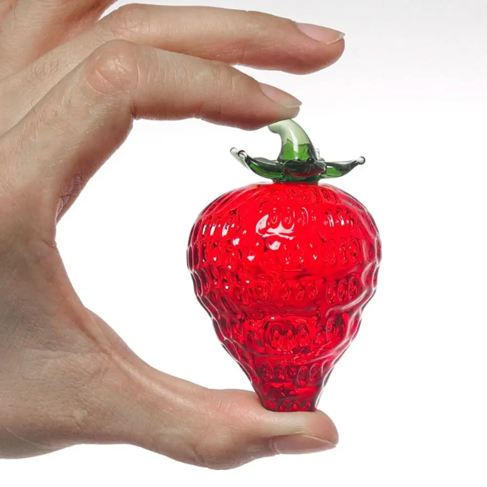 小さなイチゴの彫刻が施された白いガラス,イチゴの形をした芸術的な