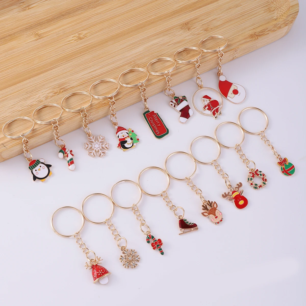 16 Teile/satz Cartoons Weihnachtsmann Hirsch Schlüsselanhänger Legierung Ornament Handtasche Tasche Weihnachtsgeschenke Schlüsselanhänger für Weihnachtsfeier Geschenk