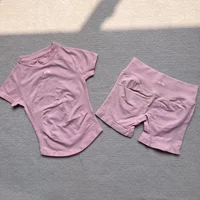 Ensemble de sport 2 pièces pour femme : T-shirt sculptant à manches courtes sans couture et short de sport pour le yoga, le fitness, l'entraînement et la course 6