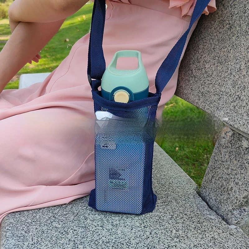 메쉬 물병 홀더 조절 가능한 크로스바디 스트랩 포켓 반사 스트립 포함 어린이 및 성인용 야외용 8cm 미만 물병 수납 가능