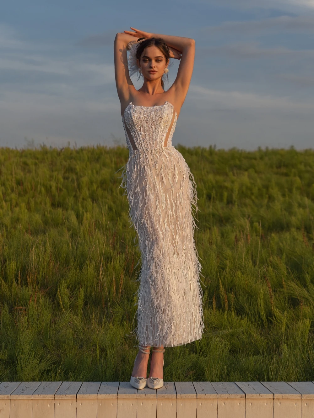 Sexy Strapless Backless Wedding Dress Luxury Pearls Feathers Bride Robe Elegant Straight Bridal Gown Customized Robe De Mariée 4