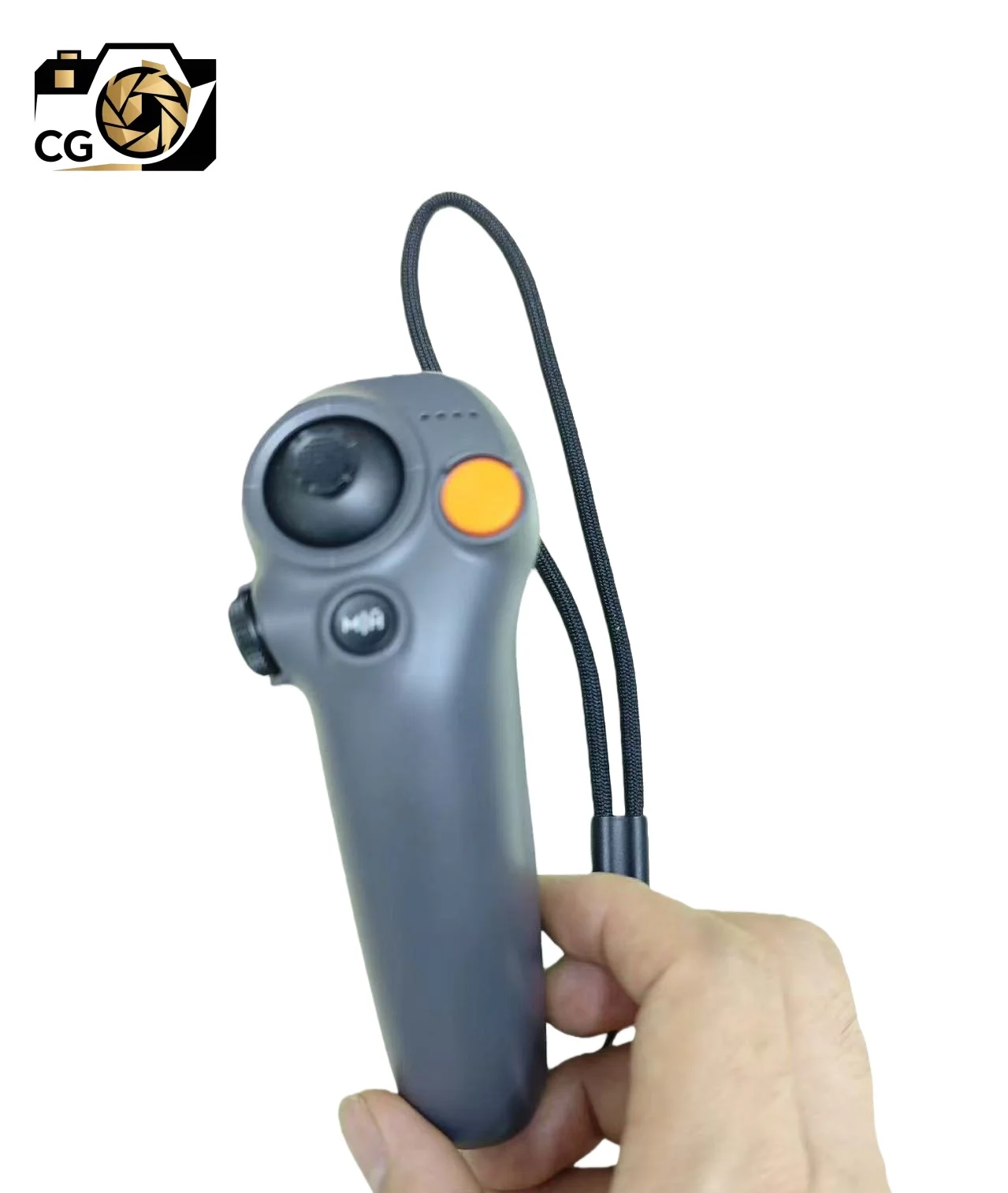 Main tenant la manette RC Motion 3, montrant les commandes intuitives pour drone DJI