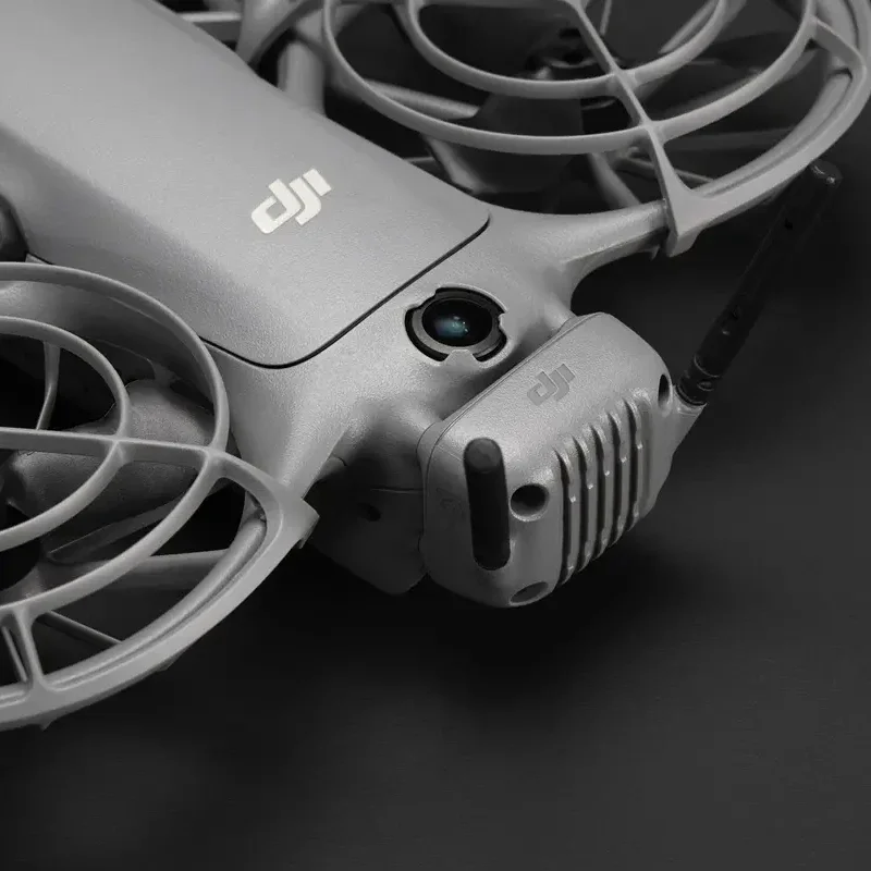 Côté de l'Émetteur-récepteur numérique DJI Neo 2 montrant les ports et boutons, assurant une transmission vidéo stable.