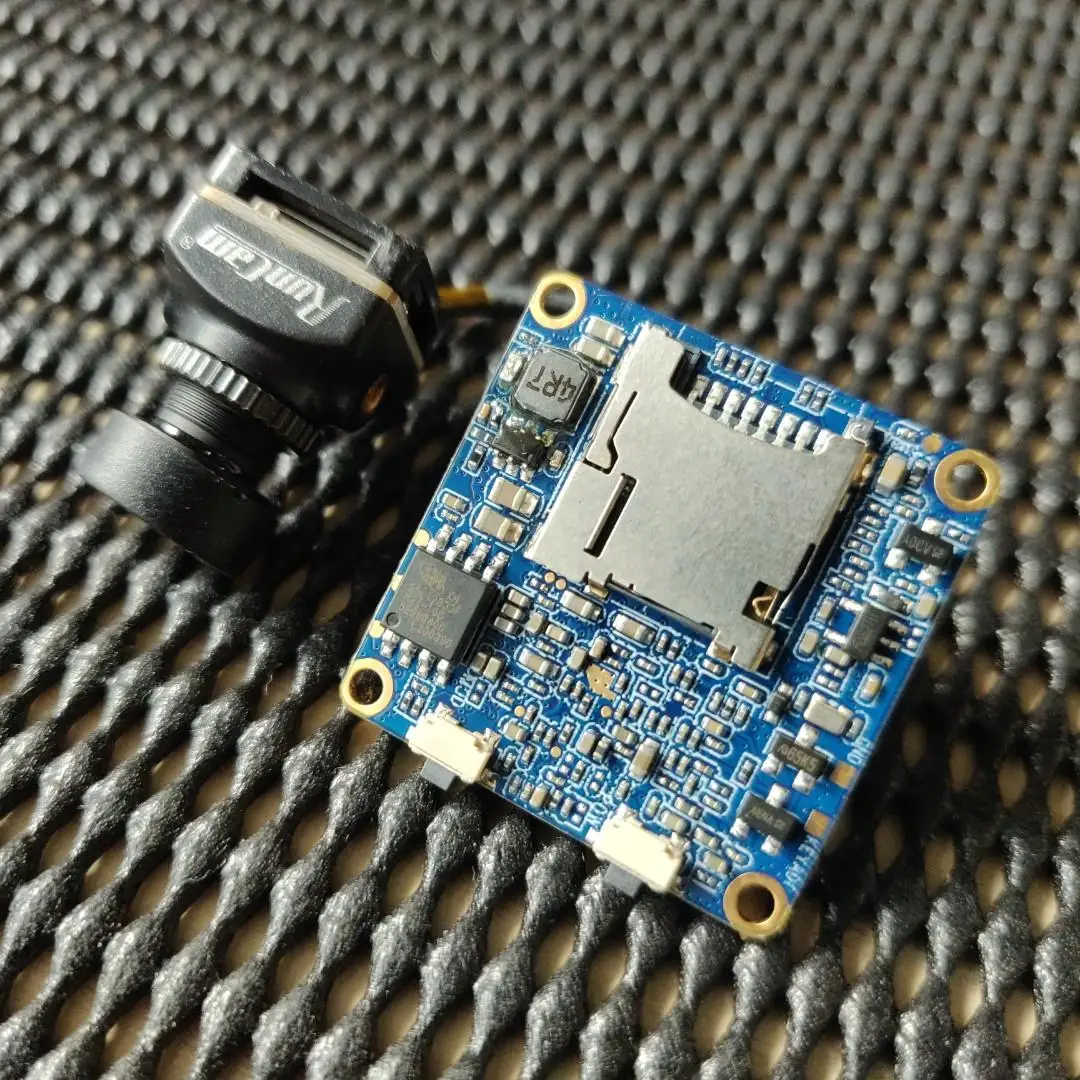 Vue de côté de la caméra FPV RunCam Split 4 V2 4K montrant ses connecteurs et son design robuste.