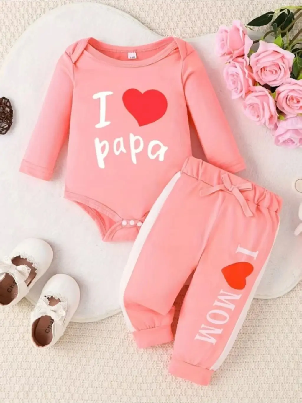 Ein zweiteiliges Set aus langärmeligem, einteiligem Overall und langen Hosen mit Buchstabendruck für Säuglinge und Kleinkinder im Frühling und Herbst – Detail 1