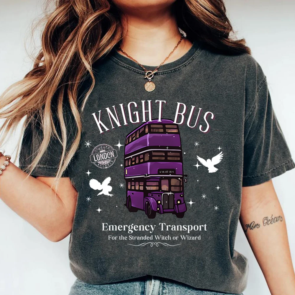 Knight Bus Comfort Shirt Magisches Fantasy-Buch-T-Shirt Dezentes Buchliebhaber-T-Shirt Dark Magic Fandom Merch Zaubererschule T-Shirt Fan-Geschenk