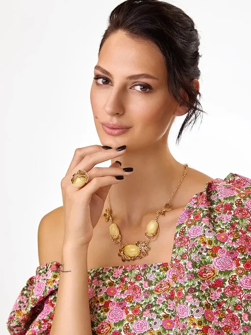 Рисунок 3 - Роскошное яркое колье из позолоченного