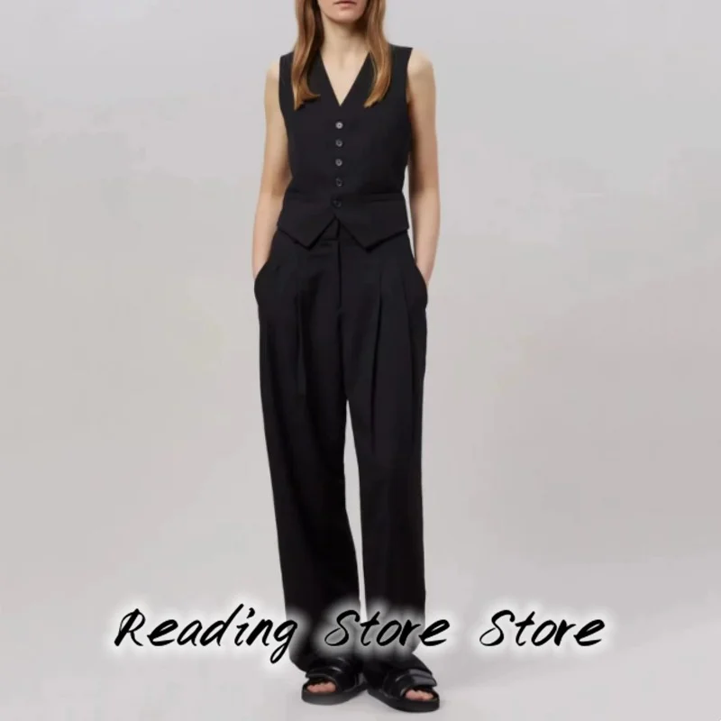 Рисунок 6 - Женский костюм, жилет с V-образным вырезом