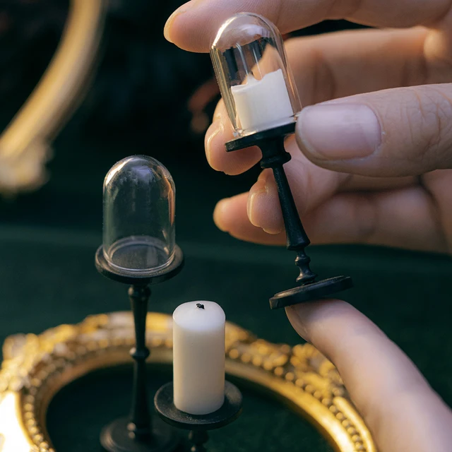 인형 집을 밝히고 매력을 더하는 세련된 금속 촛대