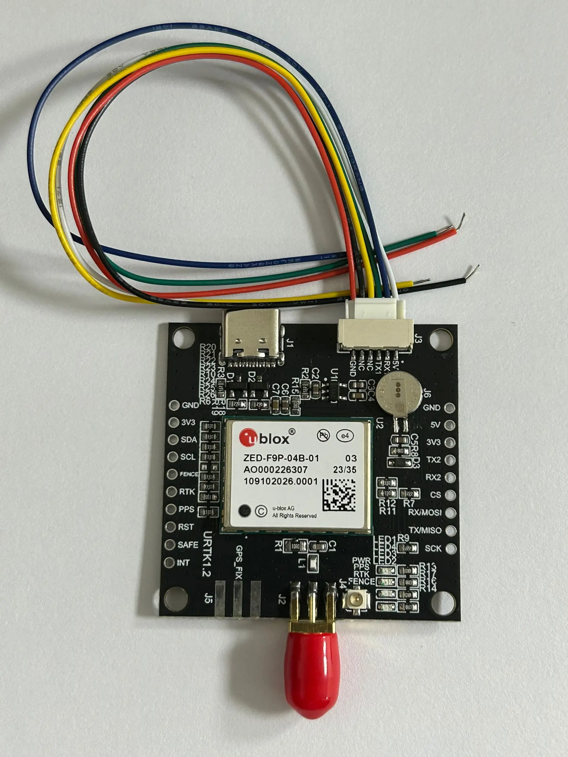 Vue de dessus de la carte récepteur RTK GNSS/GPS ZED-F9P-04B-01 avec connecteurs et puce centrale