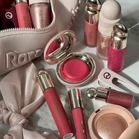 Rare Beauty Blush Lip Gloss illumine le teint, est soyeux et magnifique, et rehausse les contours. Maquillage pour filles et femmes avec boîte. 2