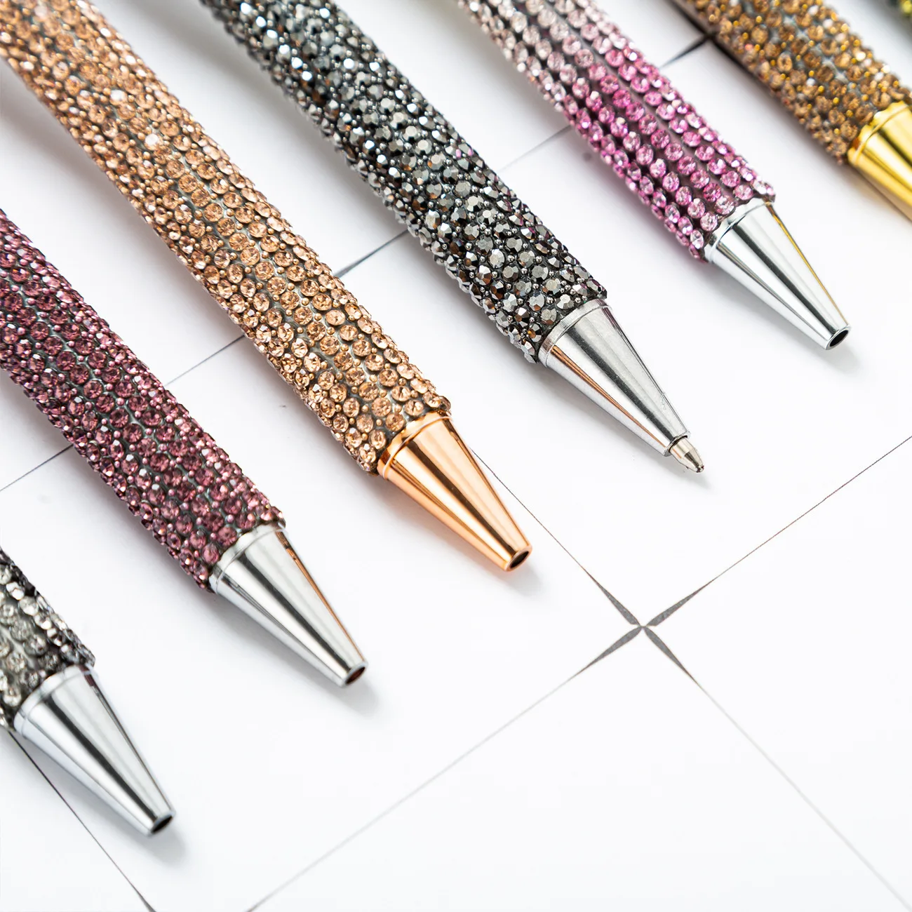 Penna a sfera con paillettes glitterate e hardware in oro rosa