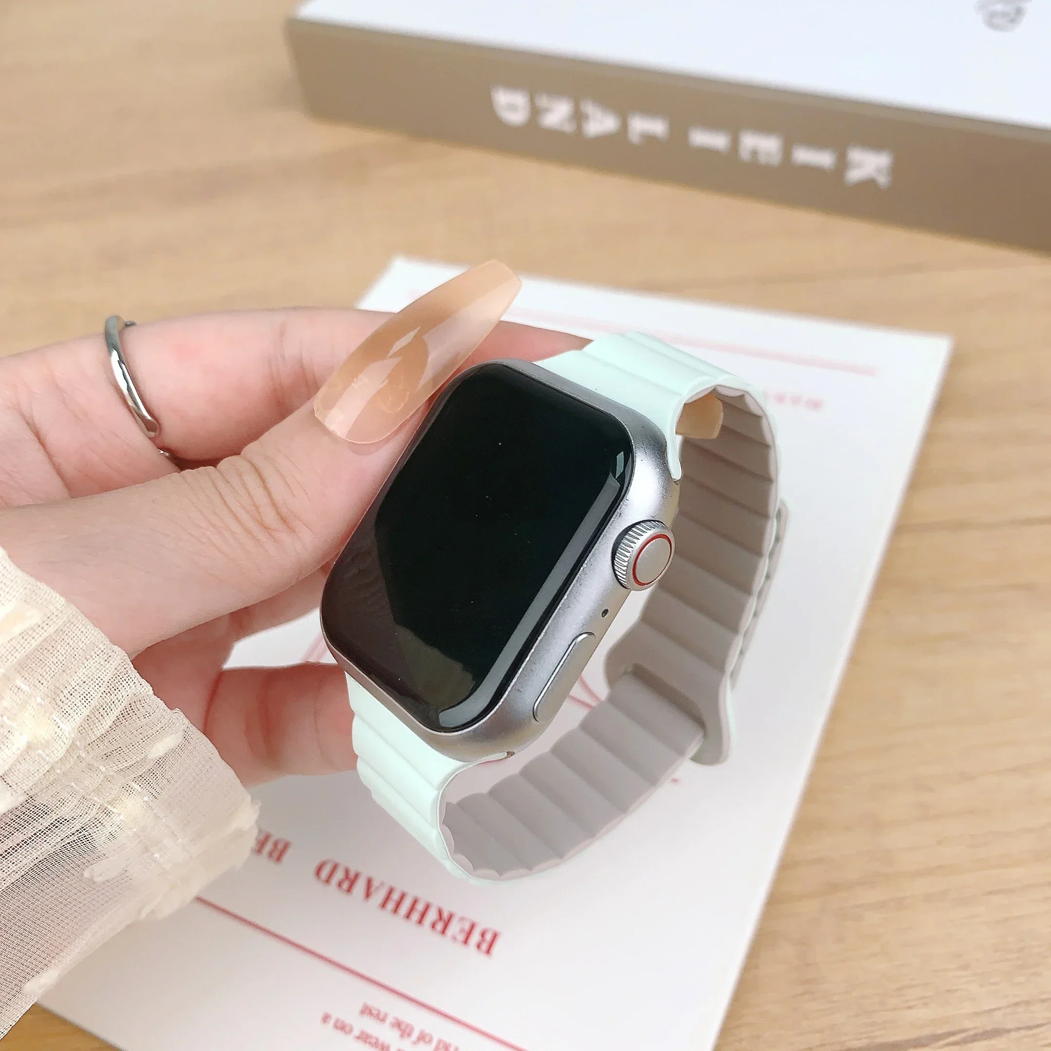 Damen Slim Silikonarmband Magnetarmband für Apple Watch S11 10 46/42 mm 45 mm 44 38 mm 40 mm 41 mm 42 mm iWatch SE 9 8 7 6 5 4 3 2 1 – Detail 16
