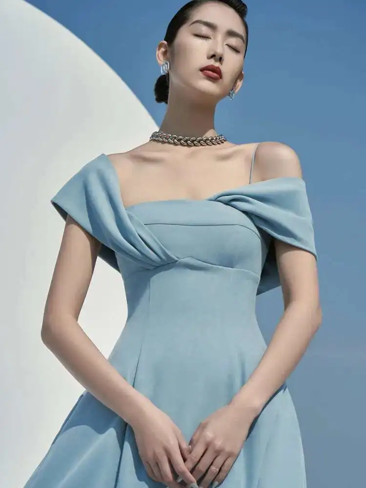 فستان أحمر طويل بتصميم أوف شولدر أنيق