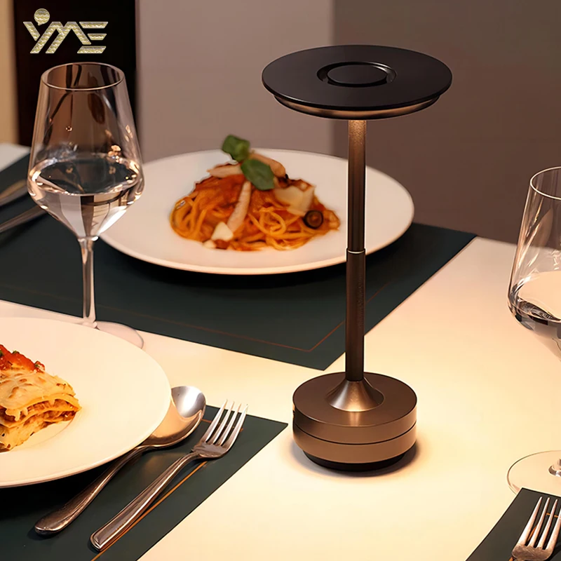 Лампа на металлическом столе с