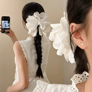 Fermaglio per capelli a forma di squalo con fiore in pizzo e decorazione di perle, design ultra grande, presa ferma, accessorio per acconciature quotidiane e updo.