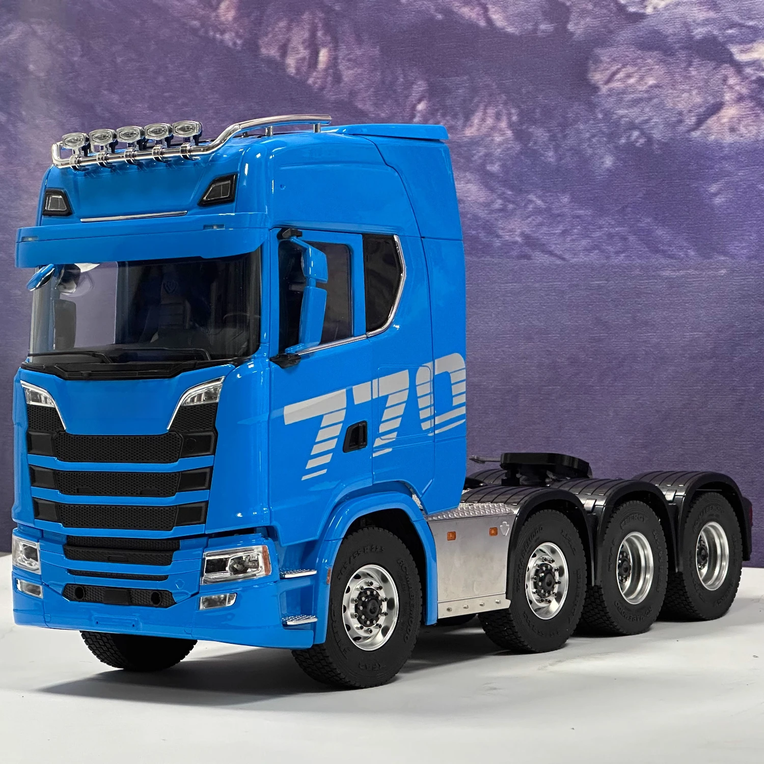 Camion télécommandé avec éclairage et son, phares allumés dans une ambiance nocturne.