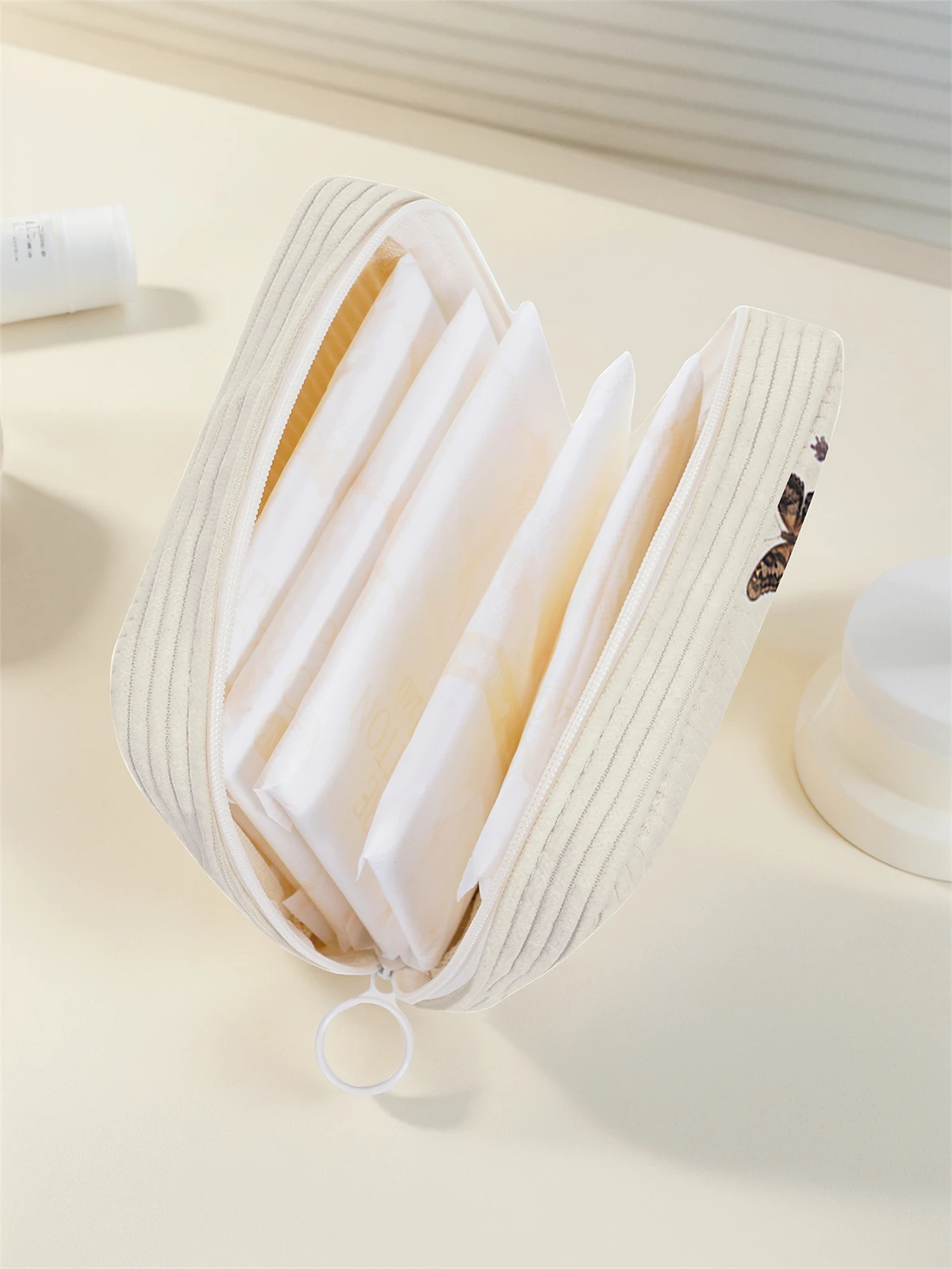 Cartoon cat pattern printed sanitary napkin storage bag, women's lightweight tissue bag, sanitary tissue bag