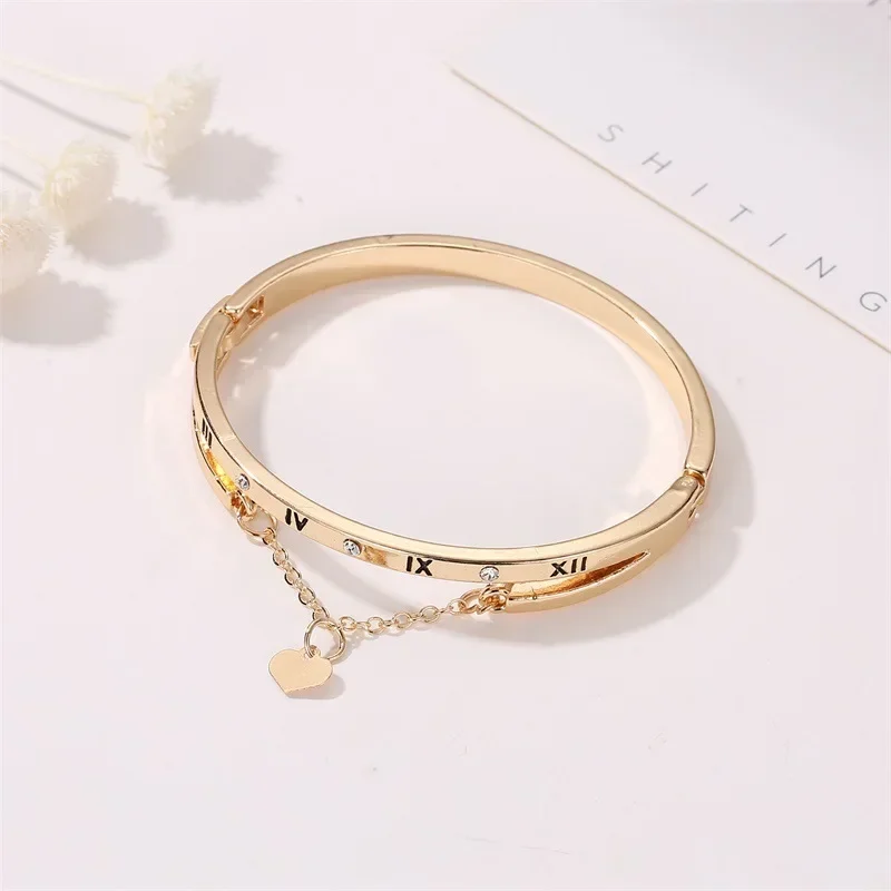 New Elegant Versatile Roman Numeral Love Bangles for Women Tassel Peach Heart Charm Temperament Fashionable Bracelet Jewelry