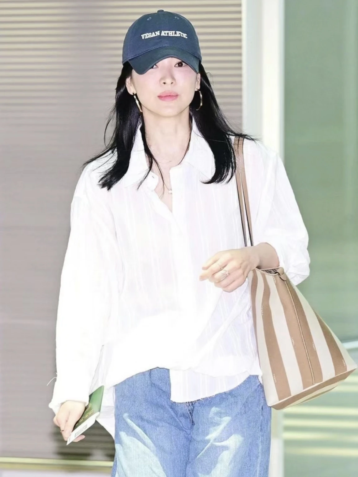 Song Hye-kyo 공항 패션에서 영감을 받은 베이지 운동 야구모자
