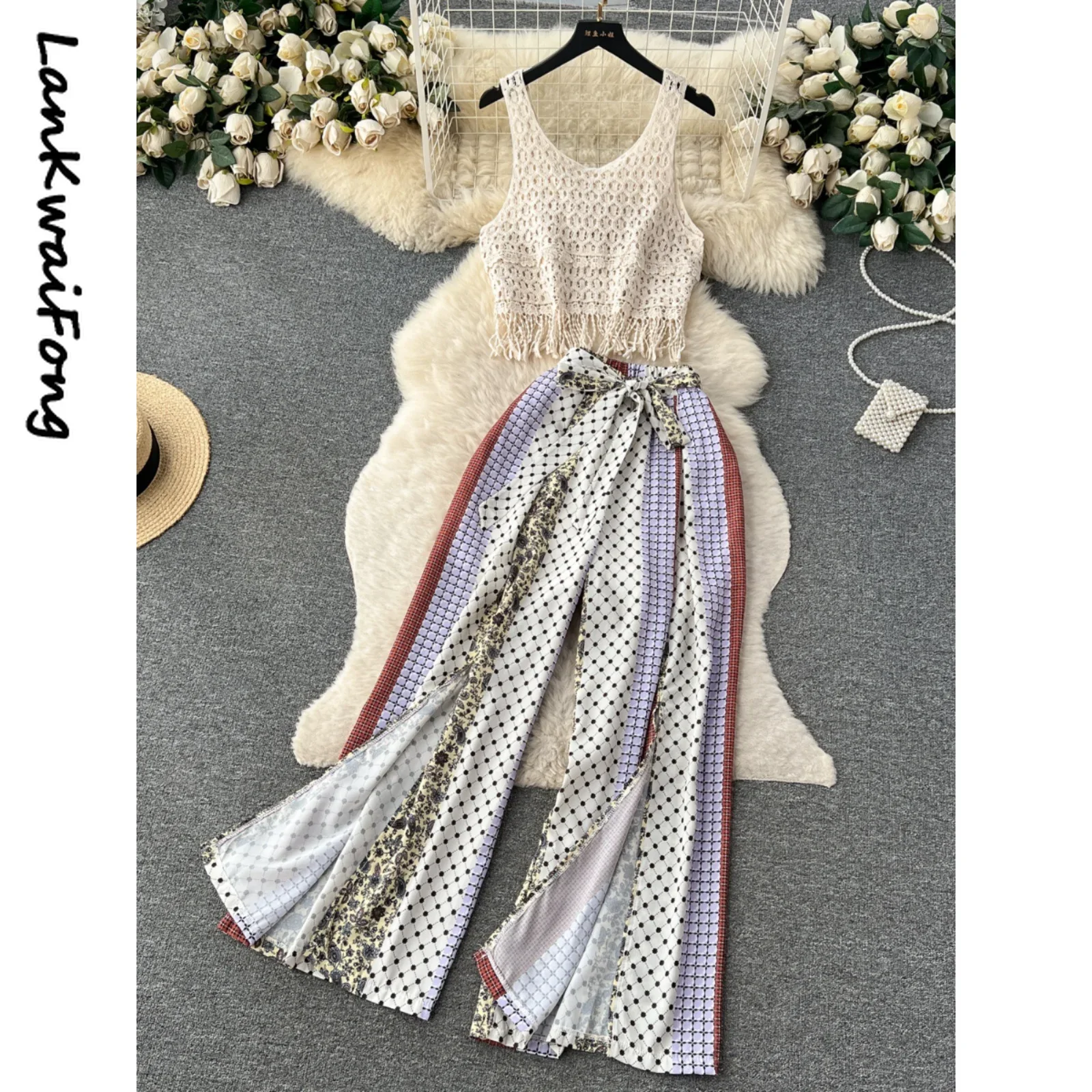 

. Комплект из двух предметов: жилет с бахромой и широкие шифоновые брюки с высокой талией и разрезом в богемном праздничном стиле