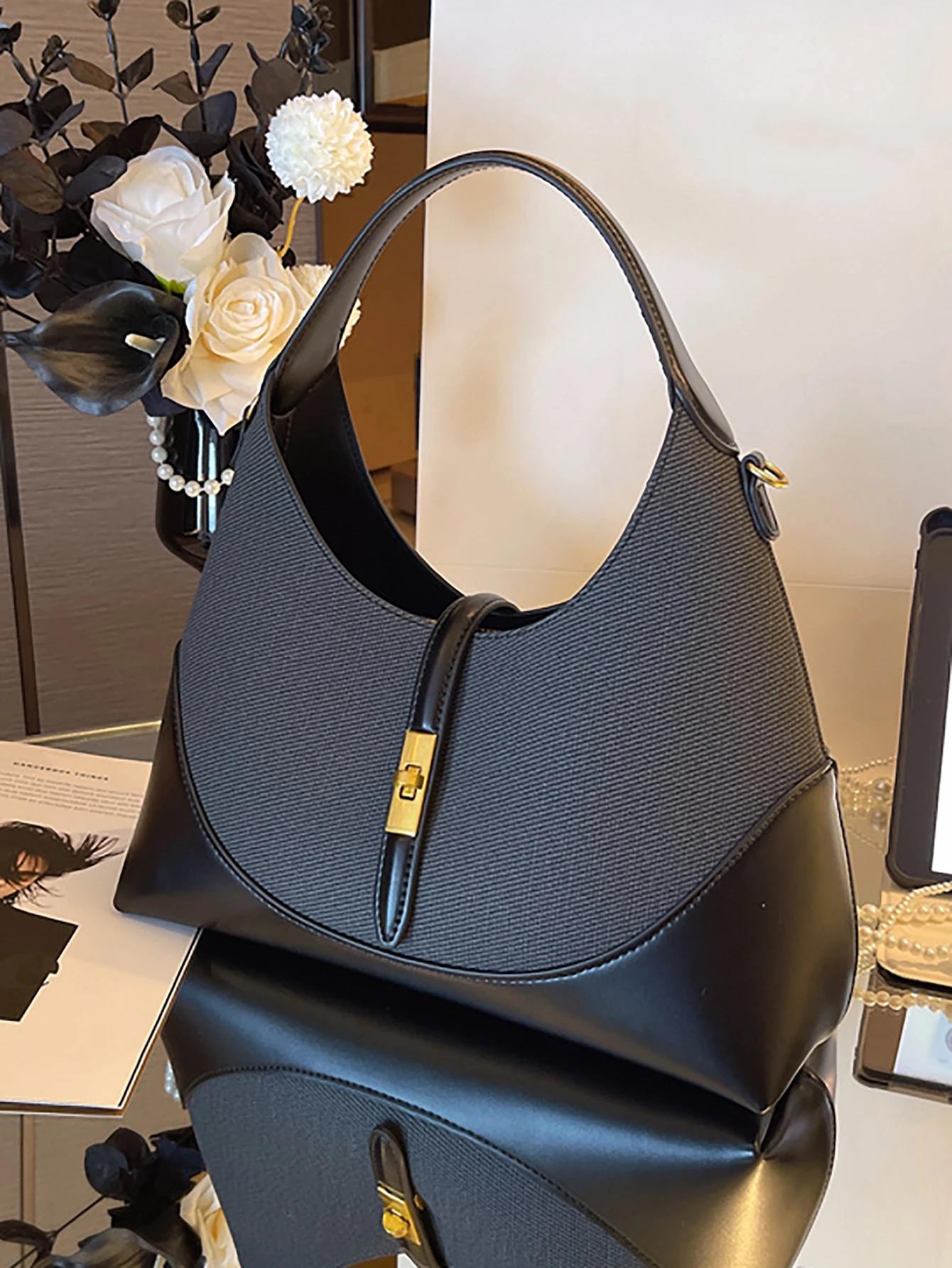 حقيبة زلابية مصممة خصيصًا بألوان متباينة، وهي حقيب...