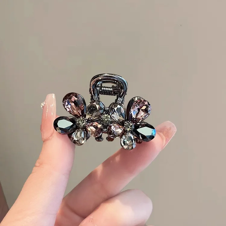 Luxuriöser Schwarz-Lila Kristall-Blumen Haarclip Kleiner Haifischclip für den Hinterkopf Koreanischer Stil Haarschmuck für Frauen – Detail 3