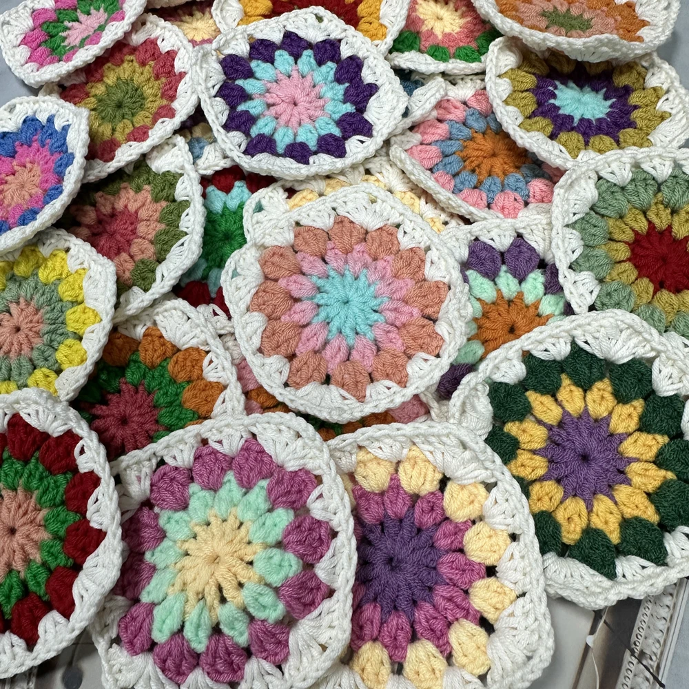 

Two Girls 30pcs/lot Handmade Original 10cm Trade Hand Crochet Doilies Pad Handmade Cup Mat Photo Props Placemat Decorative Mat