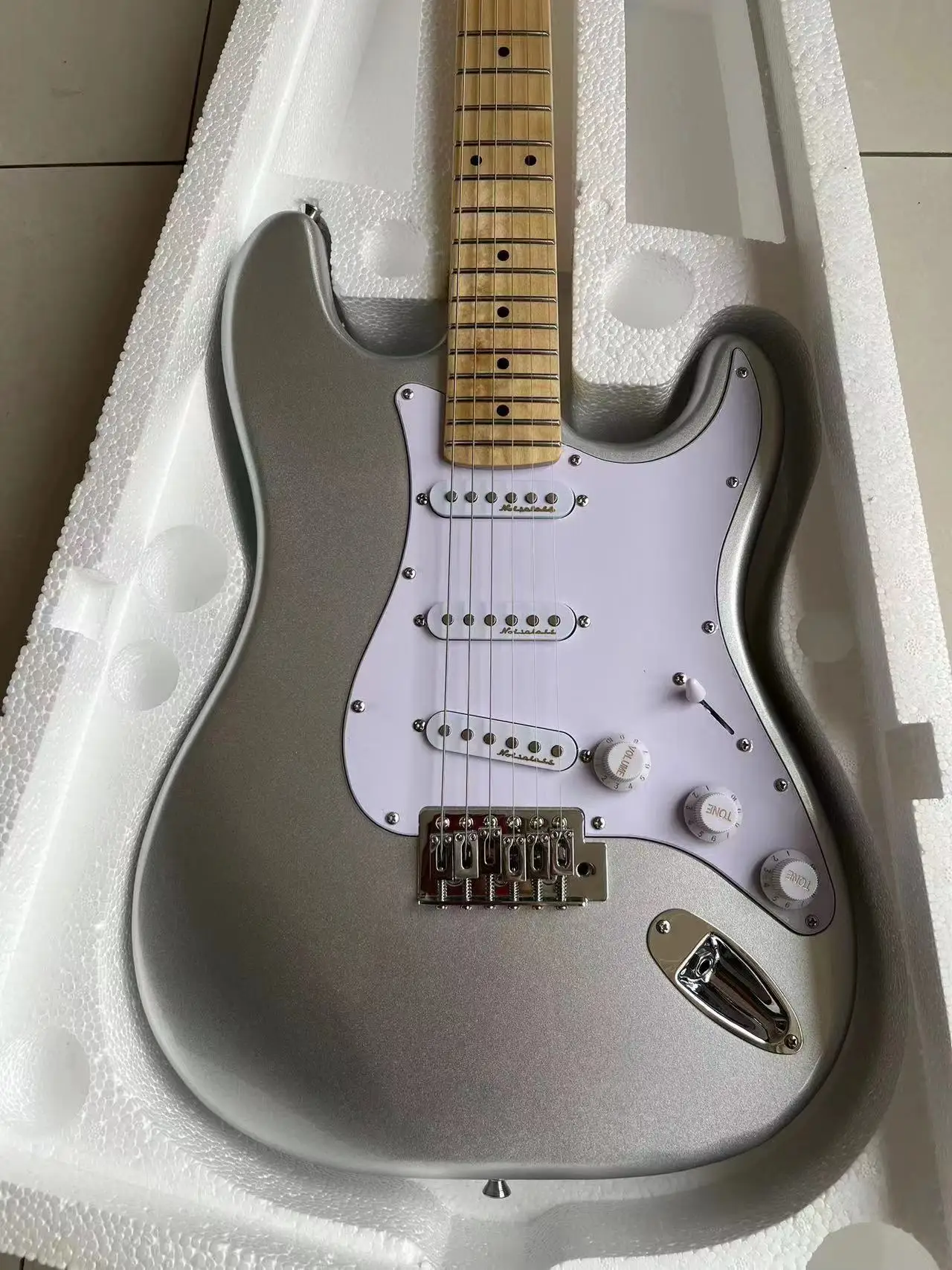 

Отправка в течение 3 дней stratocaste-r custom body 6 string Red Electric Guitar в наличии MFIOUODD