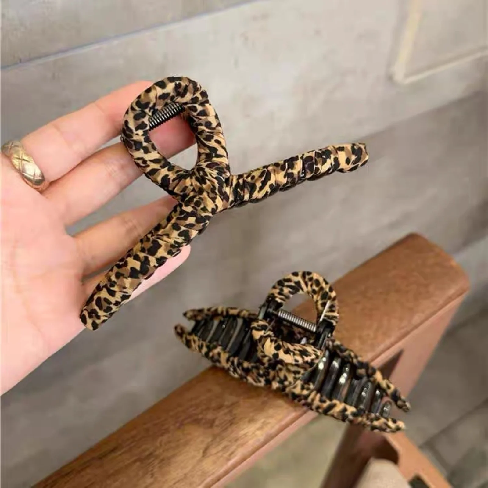 1PCLeopard Print Hair Claw Clip, Large Non-Slip Hair Jaw Clip,Retro-Style Strong Hold Hair Accessory For Women, Trendy Hair Grip