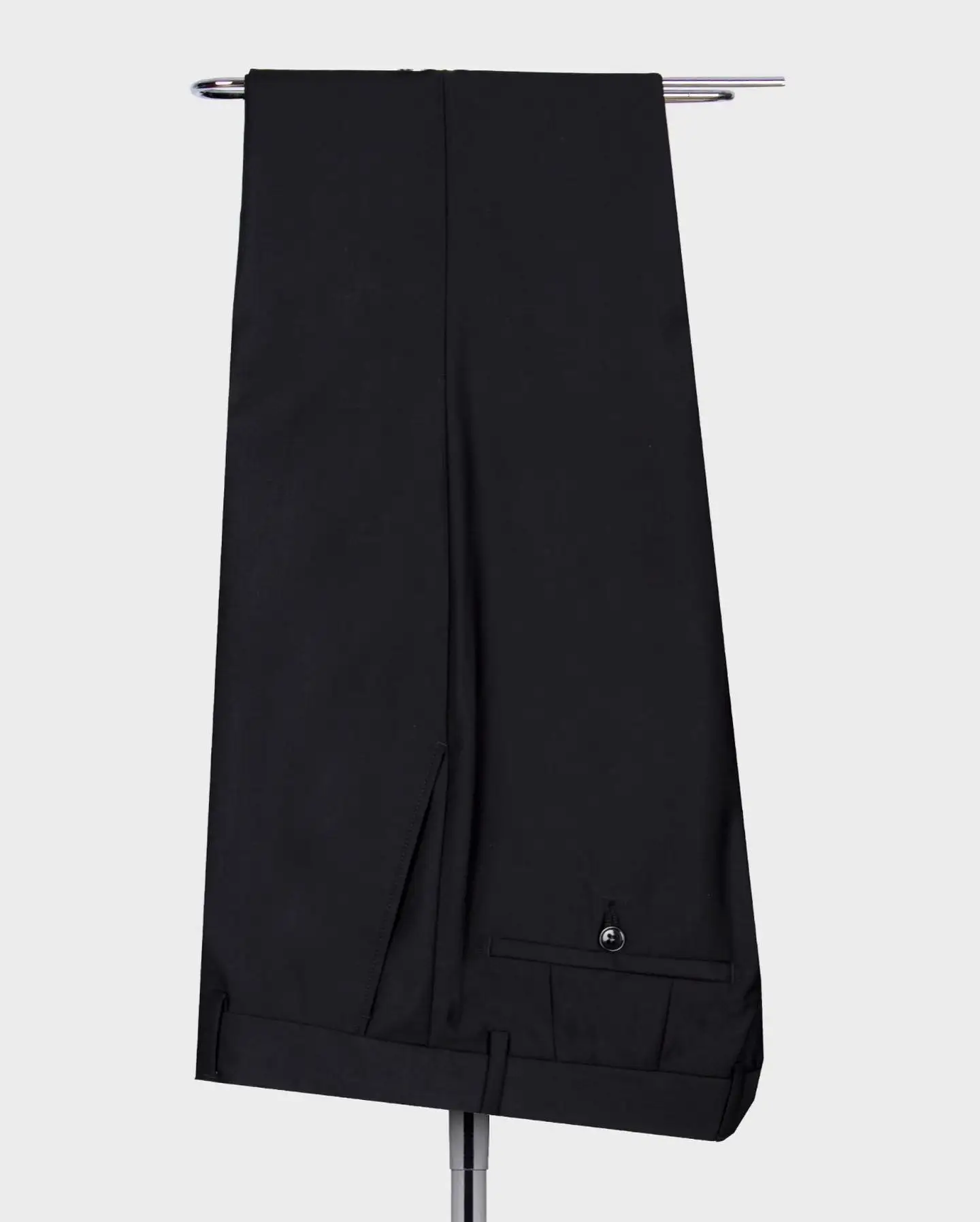 Рисунок 2 - Роскошный блестящий свадебный смокинг