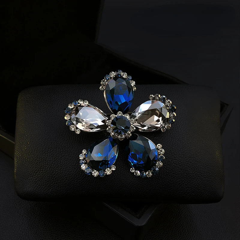 

Vintage Chic Crystal Five-Petal Flower Brooch Exquisite Blue Corsage Suit Coat Gown Pin Women Clothing Accessories Jewelry Pins