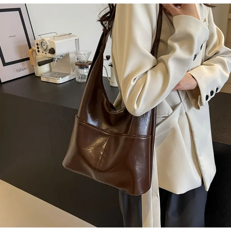 

2024 New Fashion Trend Retro Texture Large Capacity Versatile Commuting Simple Armpit Shoulder Bag Women's Bag