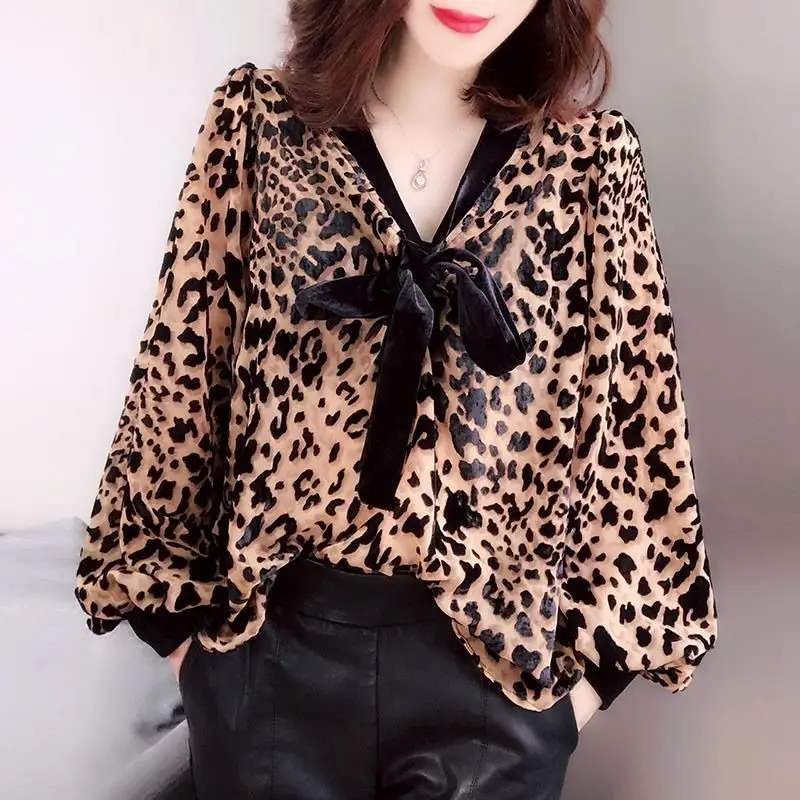 Top in chiffon leopardato T-shirt primavera autunno allentate con scollo a V T-shirt oversize moda patchwork fiocco camicie larghe abbigliamento donna Top Tee 1