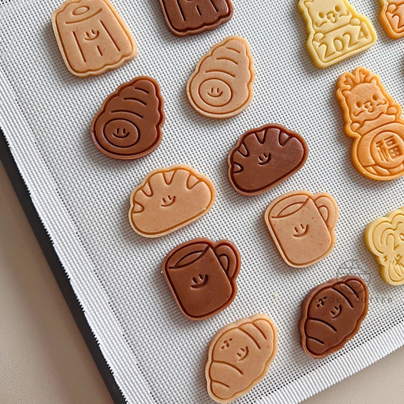 Cute Chestnut Bread Cookie Mold Cartoon Croissant Toast Shaped Biscuit Vegetable Cutting Die Kids Lunch Baking Mold Kitchen Tool Cookie Cutter Baking Mold Cookie Mould