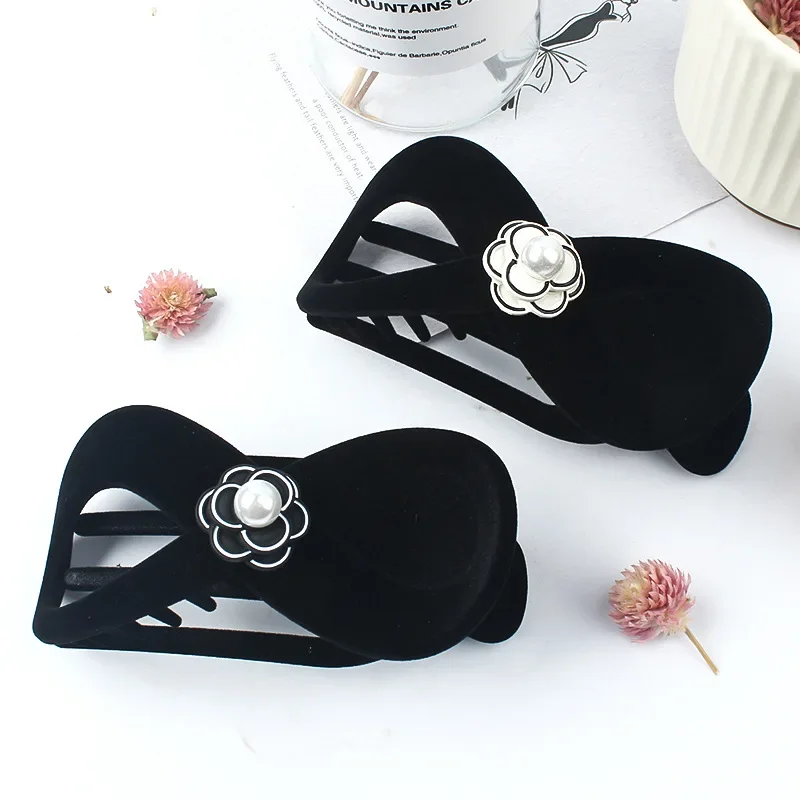 Elegant Simple Black Letter Inlaid Pearl Hair Grips Ponytail Claw for Women Girls Vintage Ponytail Hair Clip Styling Accessories