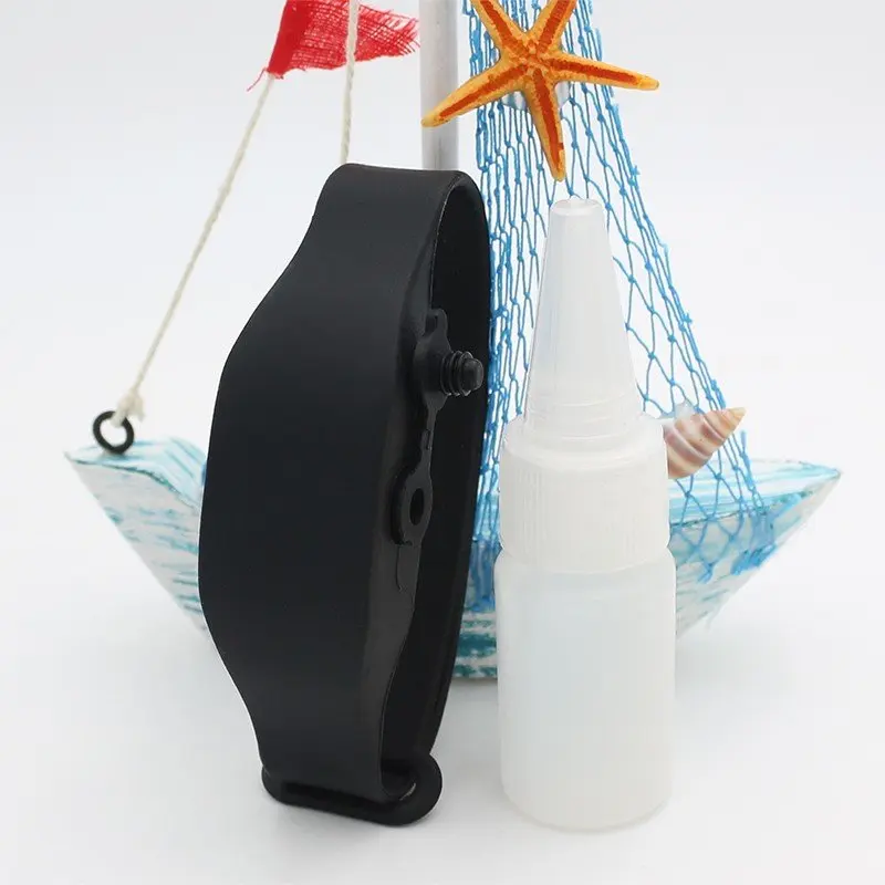 Mains se désinfectant avec une solution hydroalcoolique en flacon bleu de 650ml, geste barrière.