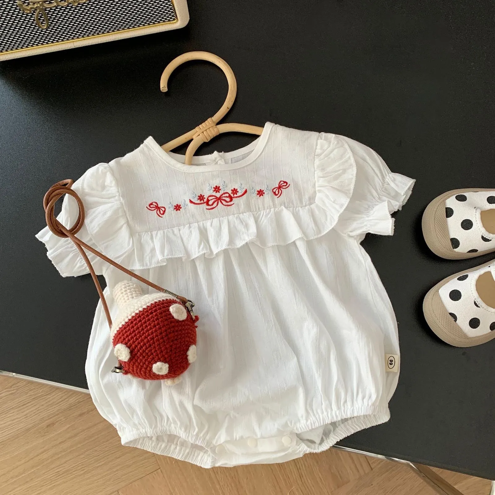 

Детское трико с коротким рукавом, кружевным воротником и вышивкой