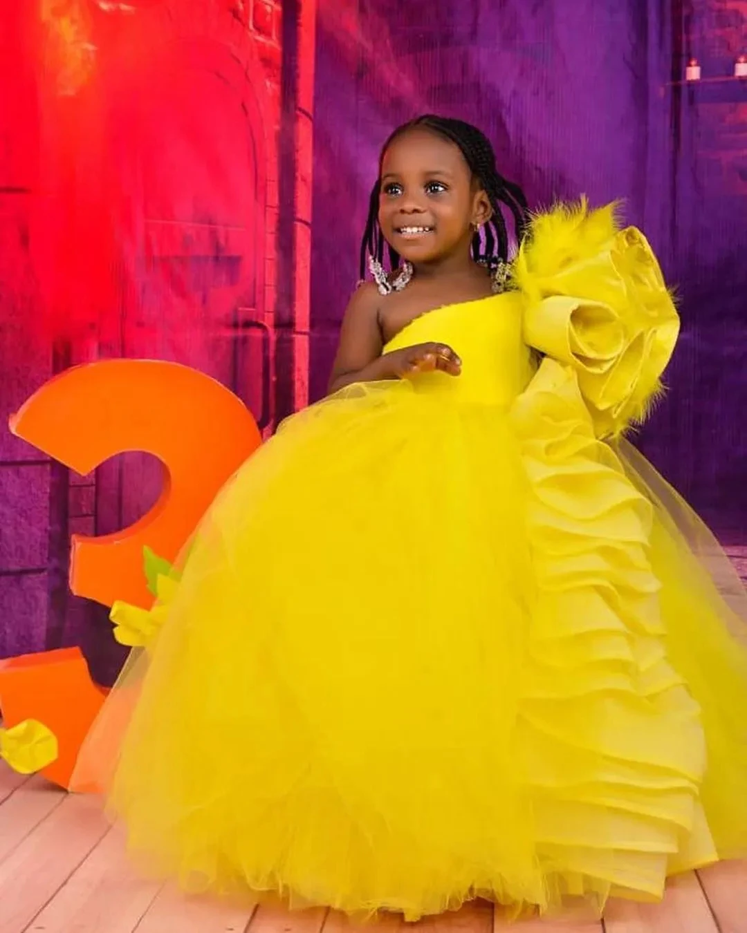 

Yellow One Shoulder Flower Girl Dresses Ball Gown Feather Little Girl Wedding Gowns Vintage Communion Pageant Dress