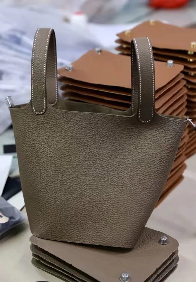 High quality cowhide bucket bag and fashionable handbag