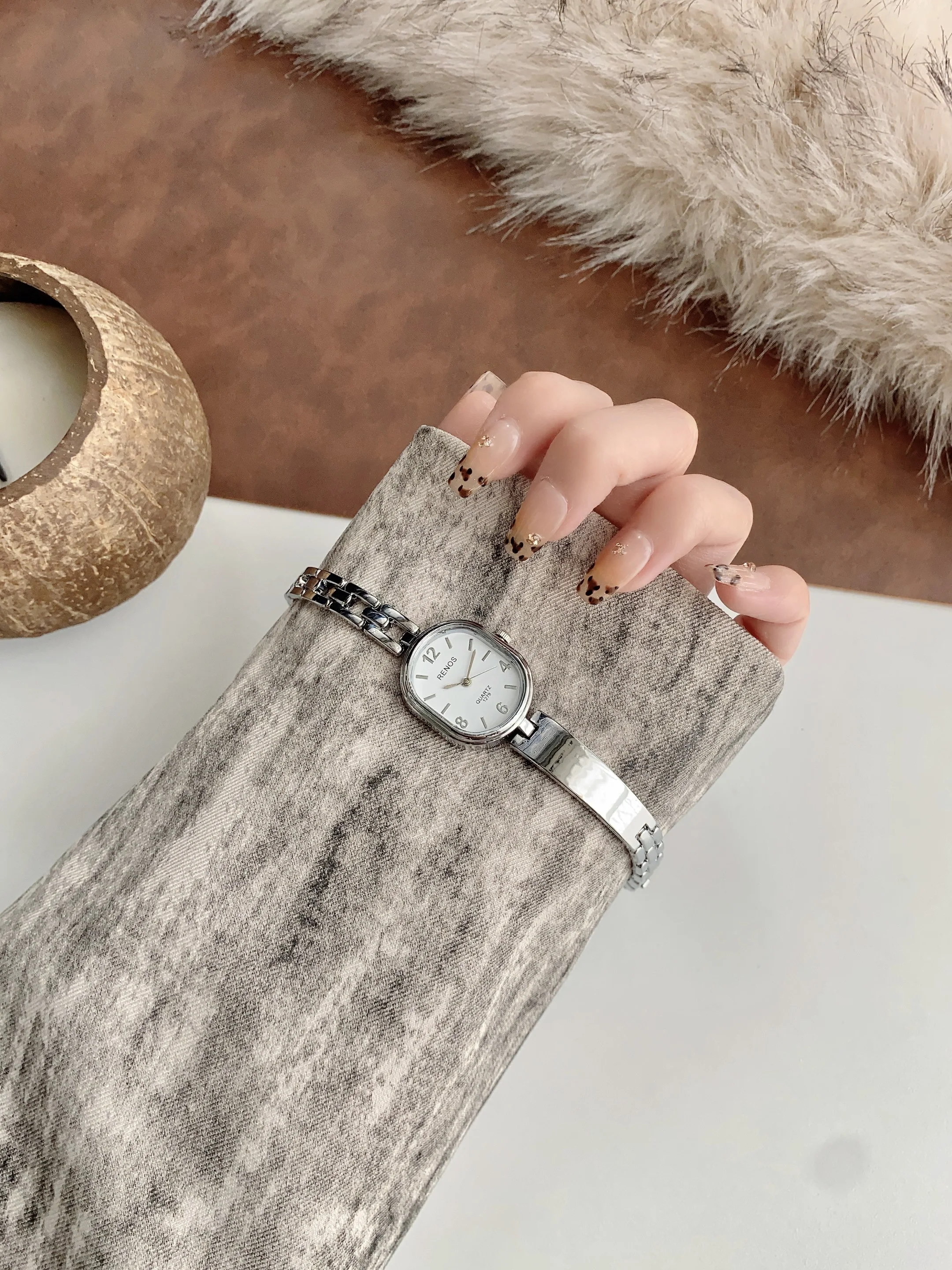 ساعة كوارتز نسائية بيضاوية ذهبية بسيطة وعصرية، منا...