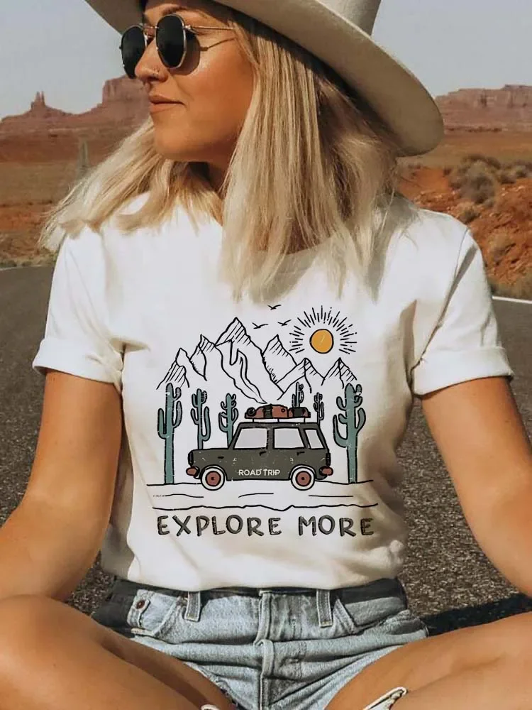 

Женская футболка с коротким рукавом, круглым вырезом и принтом