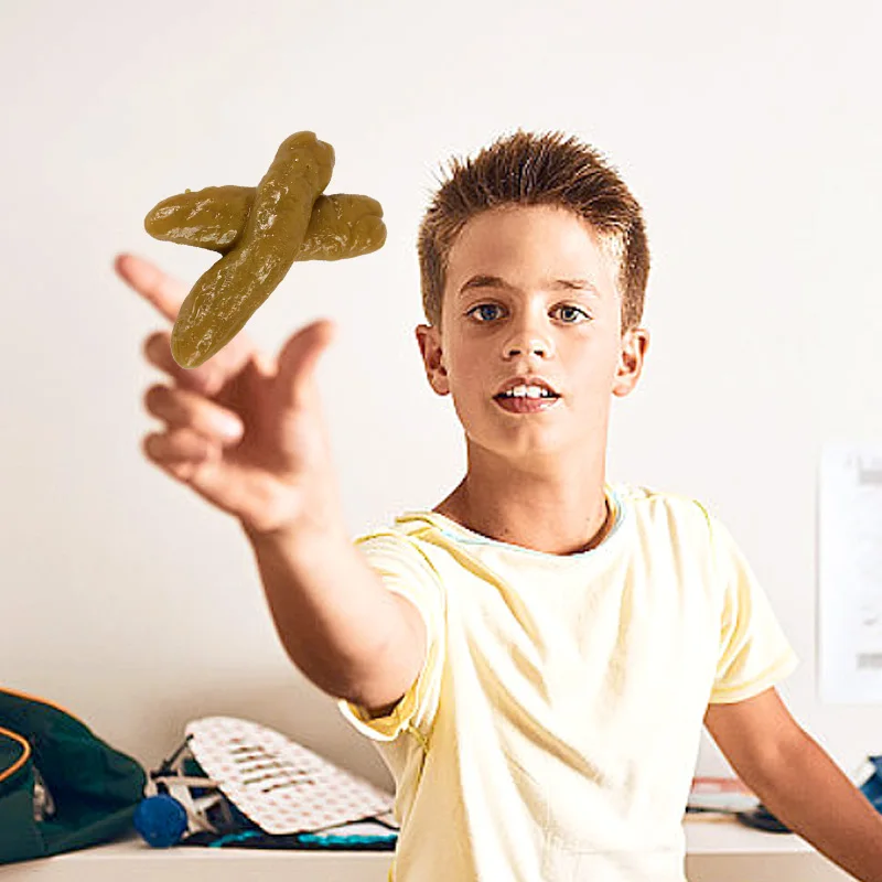 olika vinklar av fejkad bajs leksak