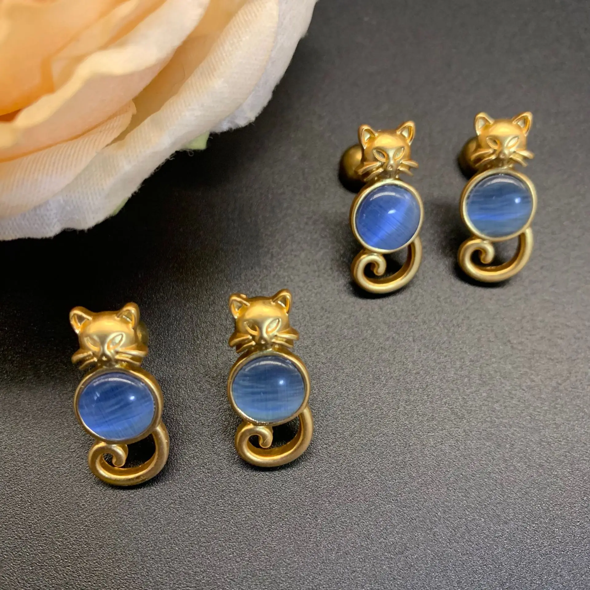 

Минималистичный и нишевый дизайн, милый дизайн котенка, модные серьги-гвоздики