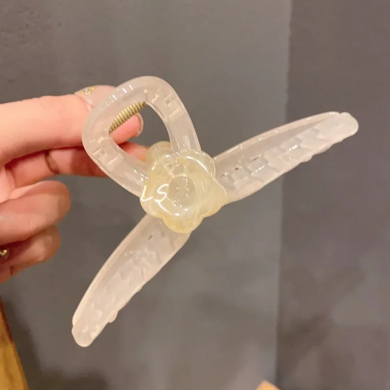 Beige flower gripper-13cm