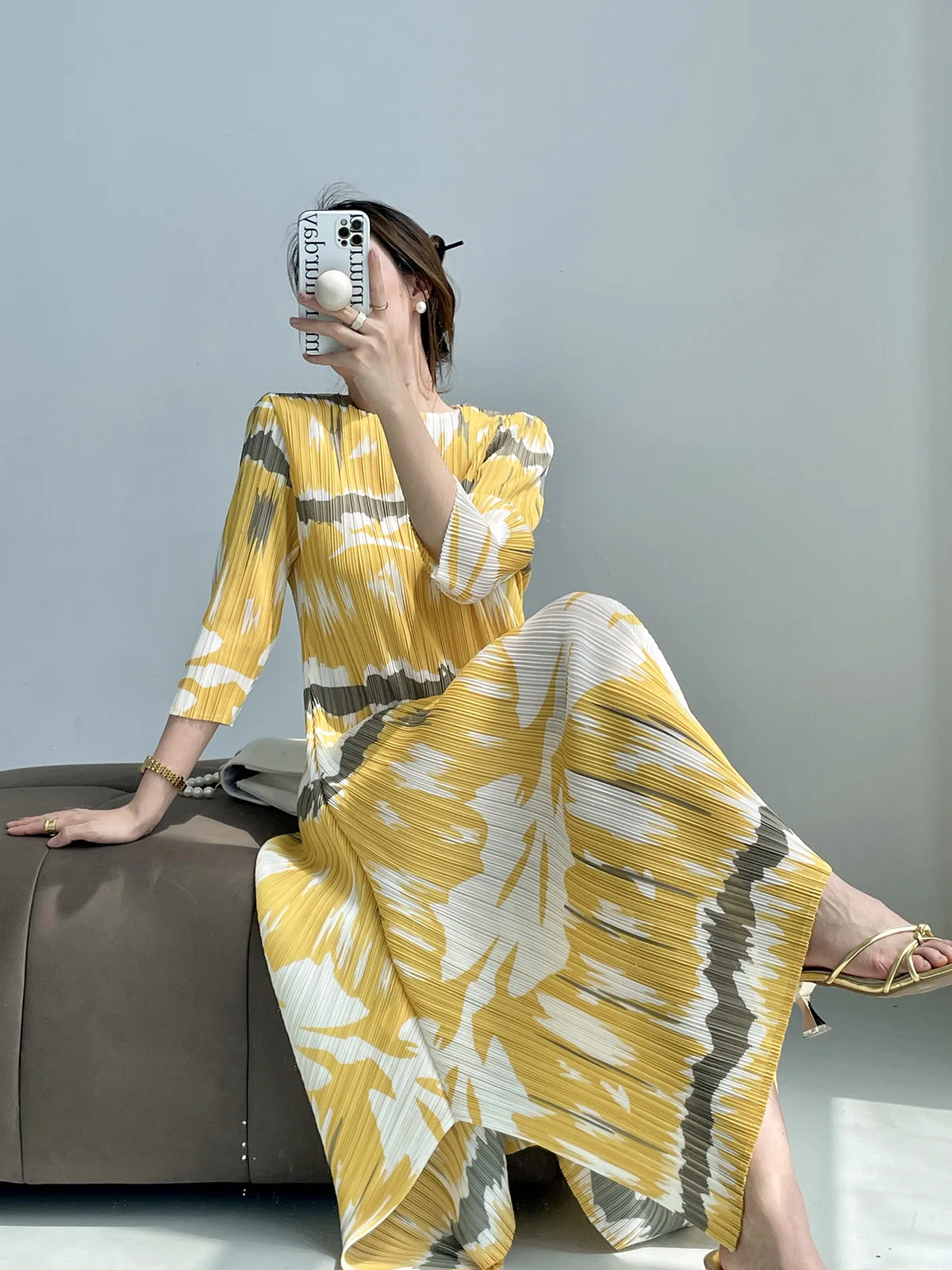 

2023 summer new printed V-neck dress temperament elegant split long-sleeved pleated dress
