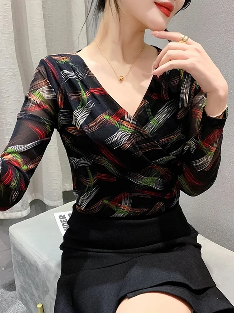 

Элегантные базовые футболки Winsleter, облегающие футболки с длинным рукавом, осенние женские сексуальные топы с V-образным вырезом и необычным принтом, обтягивающие сетчатые Топы T39770JC