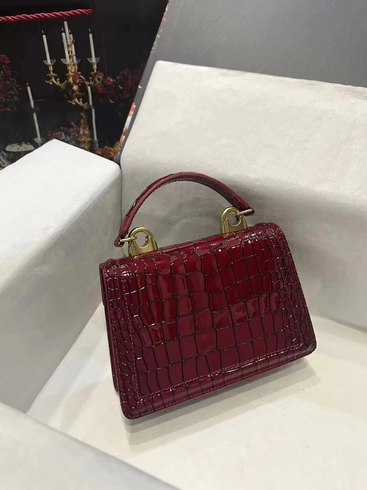 

Luxury and gorgeous love bow chain, simple and fashionable crocodile pattern single shoulder crossbody banquet bag